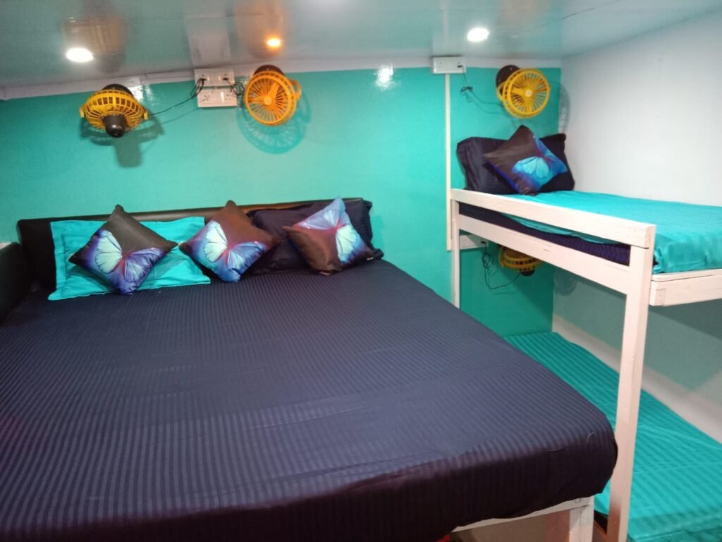 Rooms on the Houseboat M.V India Beacons