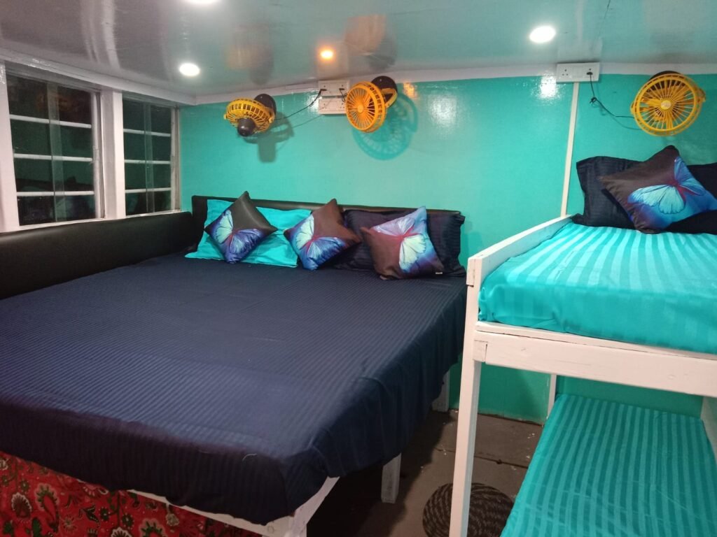 Rooms on the Houseboat M.V India Beacons